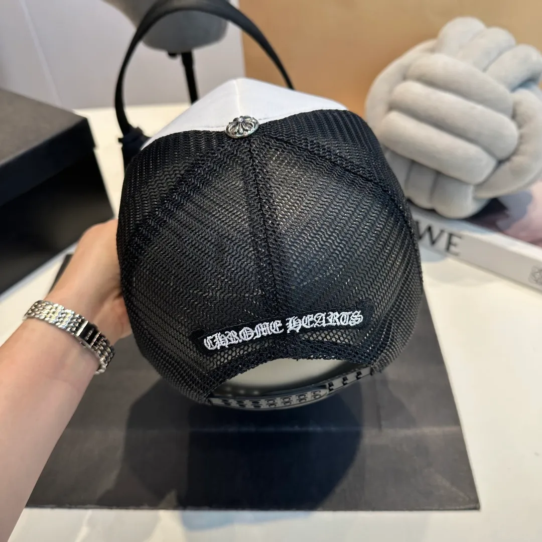 P50 Crow Heart 🆕🆕25 new baseball cap, personalized fashion classic cross logo, casual with a cool feeling, unisex style, same style for men and women! Very easy to match! Head circumference: 56-58cm is available